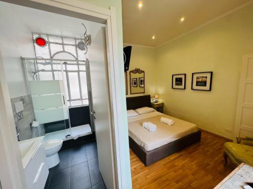 ローマにあるVirgilio Suiteのベッドルーム1室(ベッド1台、バスルーム付)