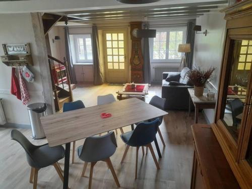 的住宿－Chez Marcelle，客厅配有木桌和椅子