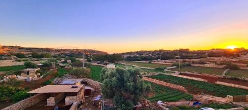 uma vista aérea de uma aldeia ao pôr-do-sol em Valley View em Qrendi
