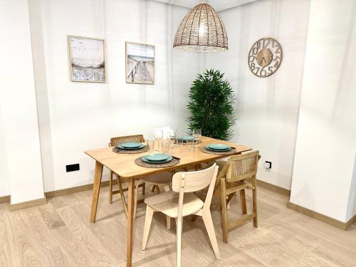 comedor con mesa de madera y sillas en Move in Miragaia, en Vigo