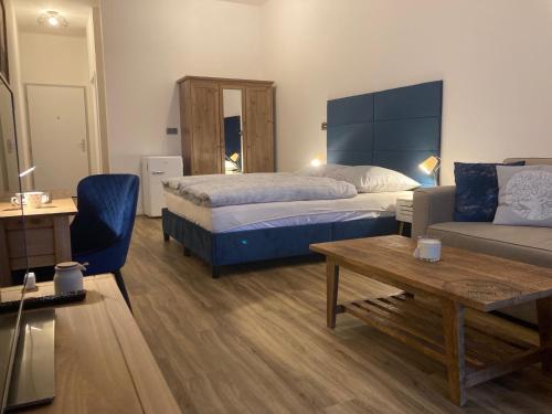 Кровать или кровати в номере Komfortný apartmán A407 v centre NR, bez kuchyne, parkovisko zdarma