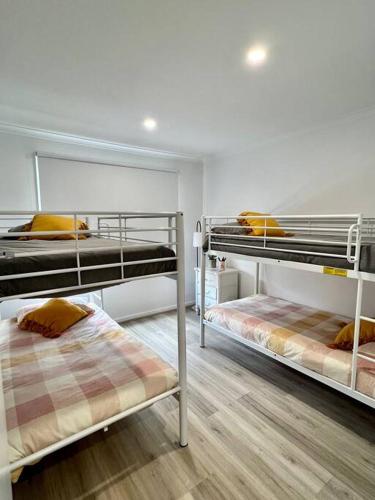 una stanza con due letti a castello di Pet friendly, Family home close to town a Cowes