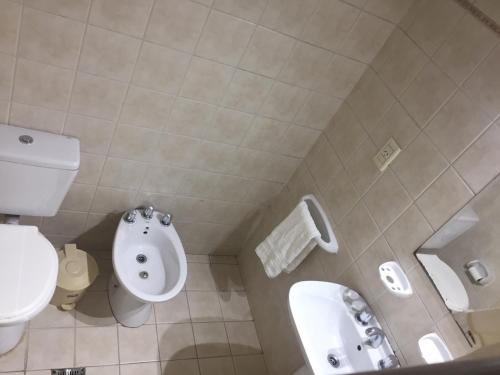 y baño con lavabo, aseo y bidet. en Departamento familiar de un dormitorio. Excelente ubicación en Santa Fe