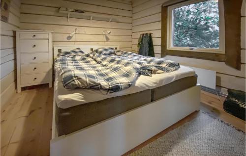 Säng eller sängar i ett rum på Cozy Home In Hrryda With House Sea View