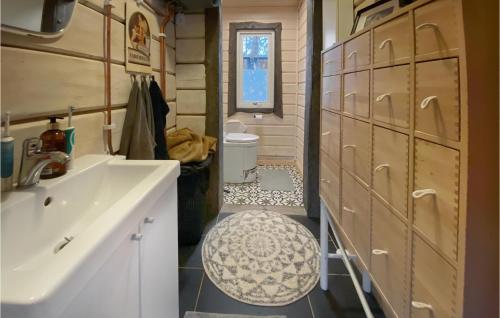 Cozy Home In Hrryda With House Sea View tesisinde bir banyo
