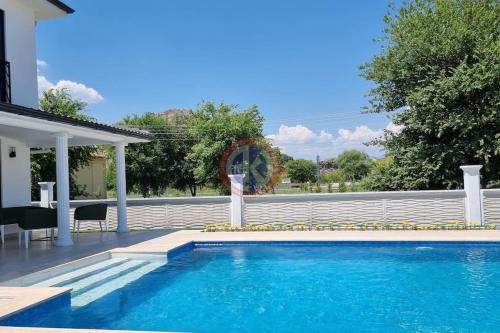 - une piscine en face d'une maison dans l'établissement Dalyan Villa Dolce Vita, à Dalyan