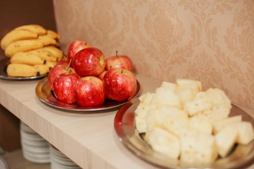 two plates of apples and cheese on a table at Rigo Hotel in Santa Rosa