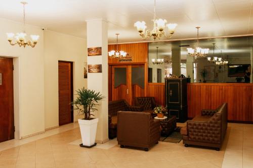 a lobby with chairs and a waiting room at Rigo Hotel in Santa Rosa