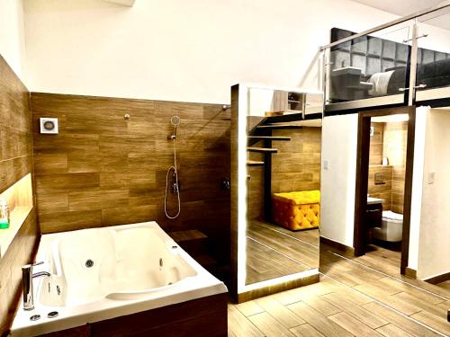baño con bañera y litera en Elegante loft con jacuzzi privado, en Quito