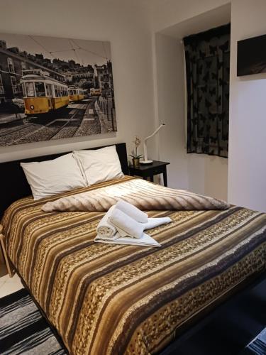 um quarto com uma cama com uma fotografia de comboio na parede em Apartment Lissabon Estrela em Lisboa