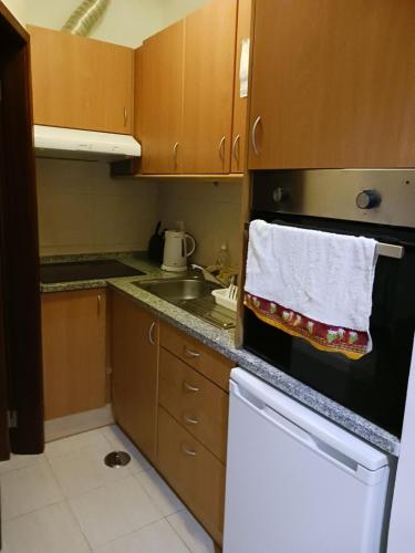 uma cozinha com um pano de prato pendurado no forno em Apartment Lissabon Estrela em Lisboa