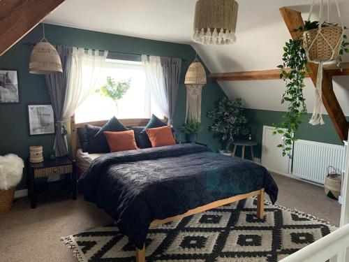 - une chambre avec un lit et une fenêtre dans l'établissement Quirky 3 Bedroom house with great views, à Pembrokeshire