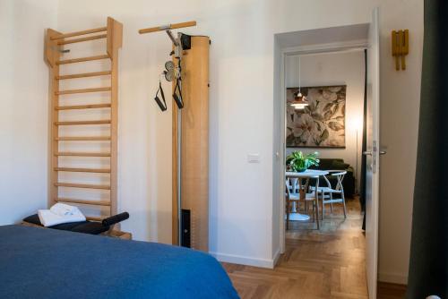 1 dormitorio con 1 cama y comedor con mesa en Dimora San Bartolomeo - Design, Panoramic View & Culture en Roma