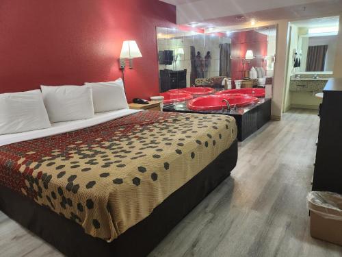 מיטה או מיטות בחדר ב-Econo Lodge Jonesboro