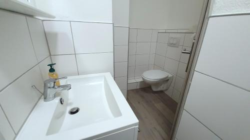 Ένα μπάνιο στο Neuburg New Apartement