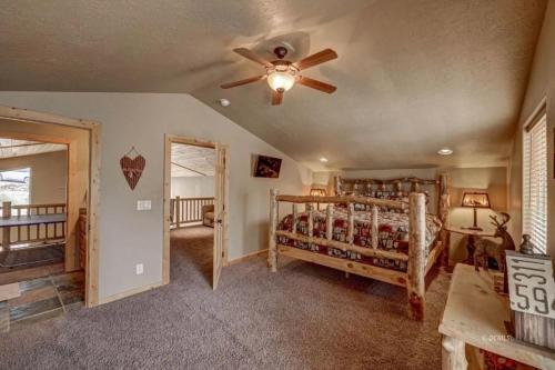 - une chambre avec 2 lits superposés et un ventilateur de plafond dans l'établissement The Village Getaway, à Duck Creek Village
