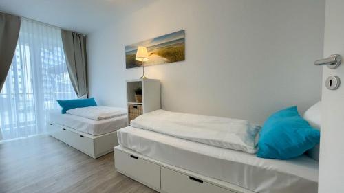 מיטה או מיטות בחדר ב-Strandhaus-Nordseebrandung-Fewo-A5-1