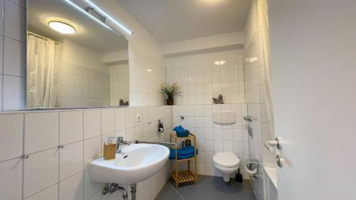 クックスハーフェンにあるStrandhaus-Nordseebrandung-Fewo-A3-2のバスルーム(洗面台、トイレ付)