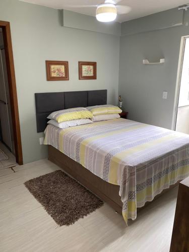 1 dormitorio con 1 cama grande en una habitación en Apartamento Confortável, en Balneário Camboriú