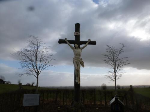 a statue of a builder on top of a cross at Guesthouse Kolibriehuys in Nieuwkerke