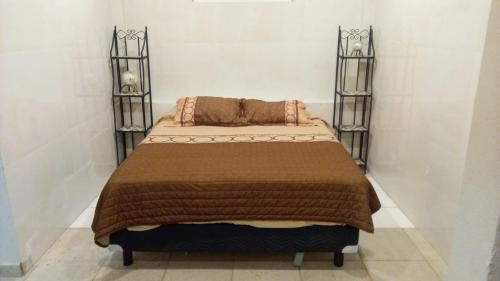 a bed in a room with two twin beds at Hotel Finca Los Cocos in Cuernavaca