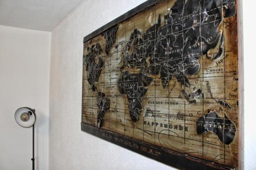 a map of the world hanging on a wall at Idyllische Suite in Zentrumsnähe mit Parkplatz Top 1 in Gmunden