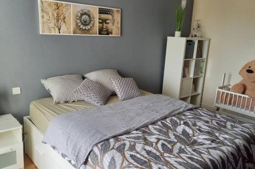 Dormitorio pequeño con cama y cuna en Maison cosy -15min Puy du Fou- Centre de Pouzauges, en Pouzauges