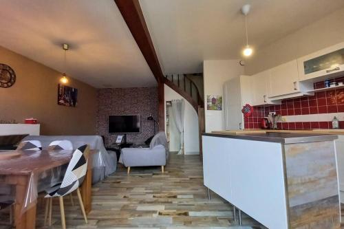 Η κουζίνα ή μικρή κουζίνα στο Maison cosy -15min Puy du Fou- Centre de Pouzauges