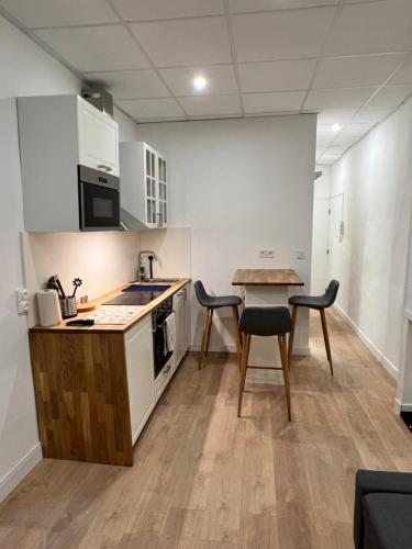 a kitchen with a table and chairs in a room at Studio Climatisé Centre Ville #9 in Toulon