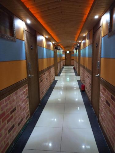 korytarz budynku z długim korytarzem w obiekcie Cozy House w mieście Inczon