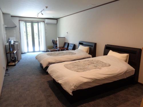 een hotelkamer met 2 bedden en een televisie bij Villa House Hisago - Vacation STAY 03175v in Kawazu