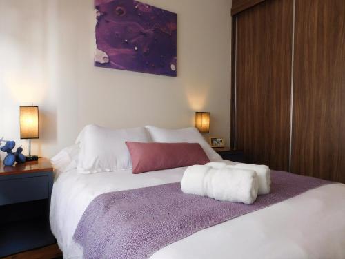 1 dormitorio con 1 cama con 2 toallas en Cozy depa equipado ideal Aeropuerto, Foro Sol en Ciudad de México