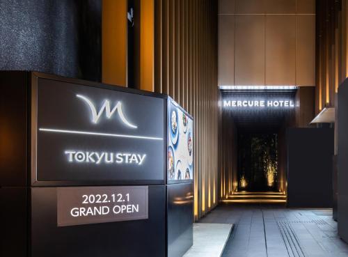 ein Schild für einen Tonyxidis-Riesen, geöffnet in einem Gebäude in der Unterkunft Mercure Tokyu Stay Osaka Namba in Osaka