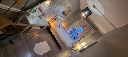 une chambre avec un lit et une fenêtre. dans l'établissement Fantastic - Centrally located 1 bed APT with Wi-fi, à Dalkeith