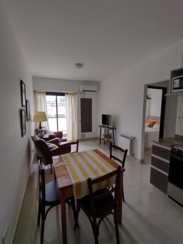 een woonkamer met een eettafel en stoelen bij Departamento boutique en Salta in Salta