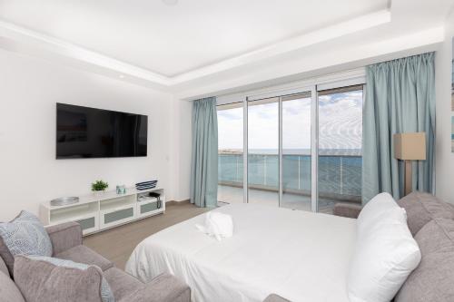 Televisyen dan/atau pusat hiburan di Brand New Contemporary 2 BD Oceanfront Condo at Encantame Towers Verano E302