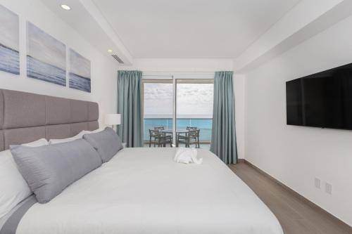 Televisyen dan/atau pusat hiburan di Brand New Contemporary 2 BD Oceanfront Condo at Encantame Towers Verano E302