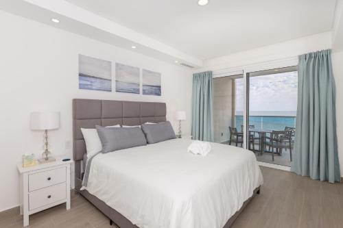 Katil atau katil-katil dalam bilik di Brand New Contemporary 2 BD Oceanfront Condo at Encantame Towers Verano E302