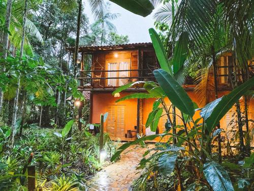 a house in the middle of a forest at Glamping Mangarito in Iporanga