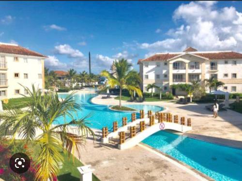 un complexe avec une piscine et quelques bâtiments dans l'établissement Paradise Suite Cadaqués, à Bayahibe