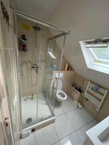 Bilik mandi di MAGNIFICENT Family Flat Self checkin avb
