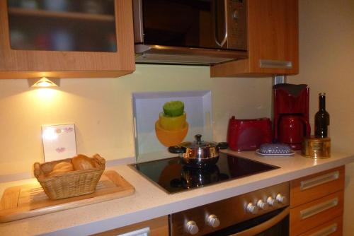 eine Küchentheke mit einer Spüle und einer Schüssel Brot in der Unterkunft Ferienhaus Waltersdorf in Großschönau