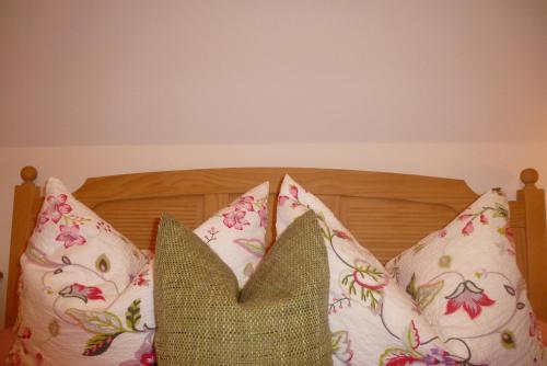 a group of pillows sitting on top of a bed at Ferienhaus Waltersdorf in Großschönau
