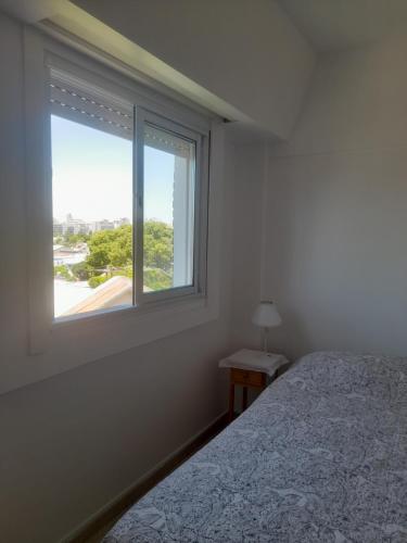 1 dormitorio con cama y ventana en Bright & Best Location Palermo Soho en Buenos Aires