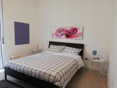 una camera da letto con un letto e un piumone a quadri di il 64B - 10 minuti a piedi dal Policlinico San Matteo - a Pavia