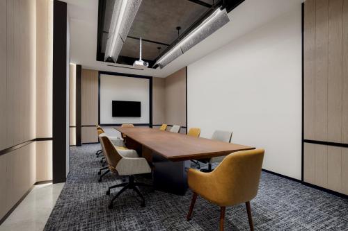 a conference room with a long table and chairs at Four Points by Sheraton Shenzhen Bao'an in Shenzhen