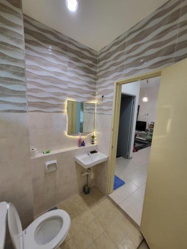 y baño con aseo y lavamanos. en Mont Kiara - Tranquil and Serene Apartment #MITEC #Solaris #Publika, en Kuala Lumpur