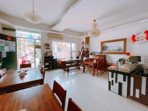 a dining room and living room with a dining table at 華納小筑 in Kenting