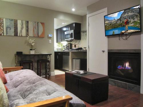 a living room with a fireplace and a flat screen tv at Gondola Lodge & Tahoe Beach Club in South Lake Tahoe