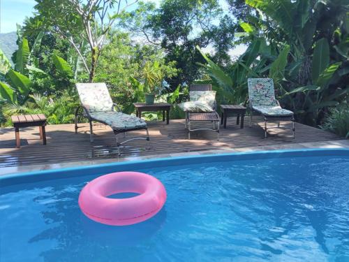 Swimmingpoolen hos eller tæt på Suíte Vista Mar Praia Estaleiro Balneário Camboriú